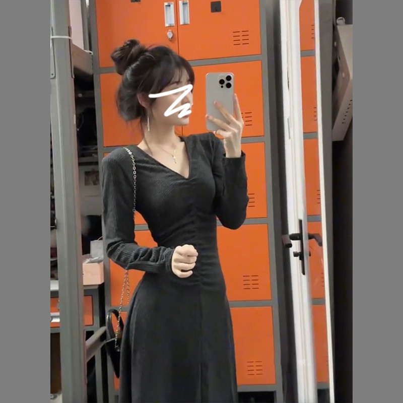 热销法式v领褶皱长袖连衣裙子女2024新款早秋配大衣收腰显瘦内搭