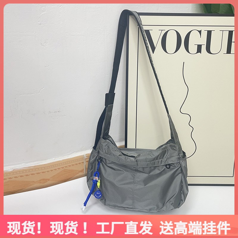 今年流行包包休闲轻便斜挎包防水邮差包大容量超轻牛津布单肩包女