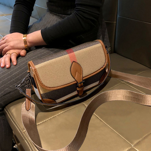 帆布包包2023新款高级感时尚百搭格纹女包腋下包宽肩带单肩斜挎包
