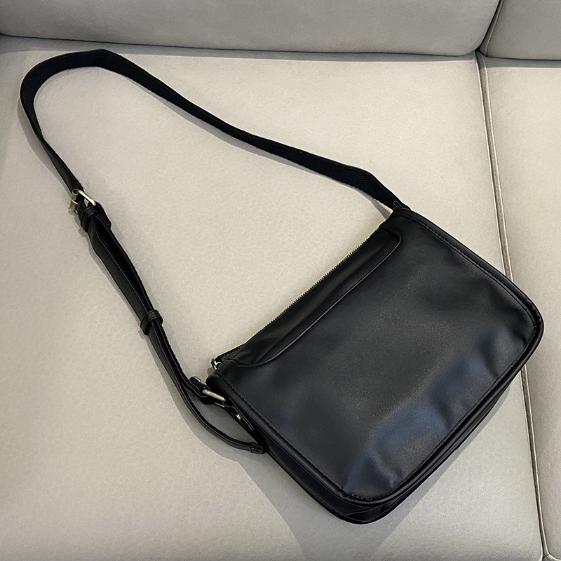 男士斜挎包2022新款英伦风单肩包男简约休闲潮流男生小挎包大容量,箱包皮具/热销女包/男包,男士包袋,淘宝优惠券,粉丝福利购,淘宝优惠卷