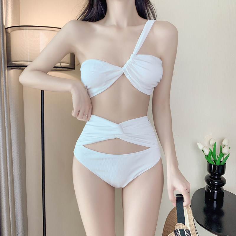 现货白色单肩高腰比基尼泳衣女温泉韩国ins小胸性V感辣妹三点式高