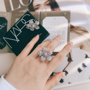 超闪梯形水钻镂空立体镶嵌大花朵戒指夸张中食指装饰女度假道具