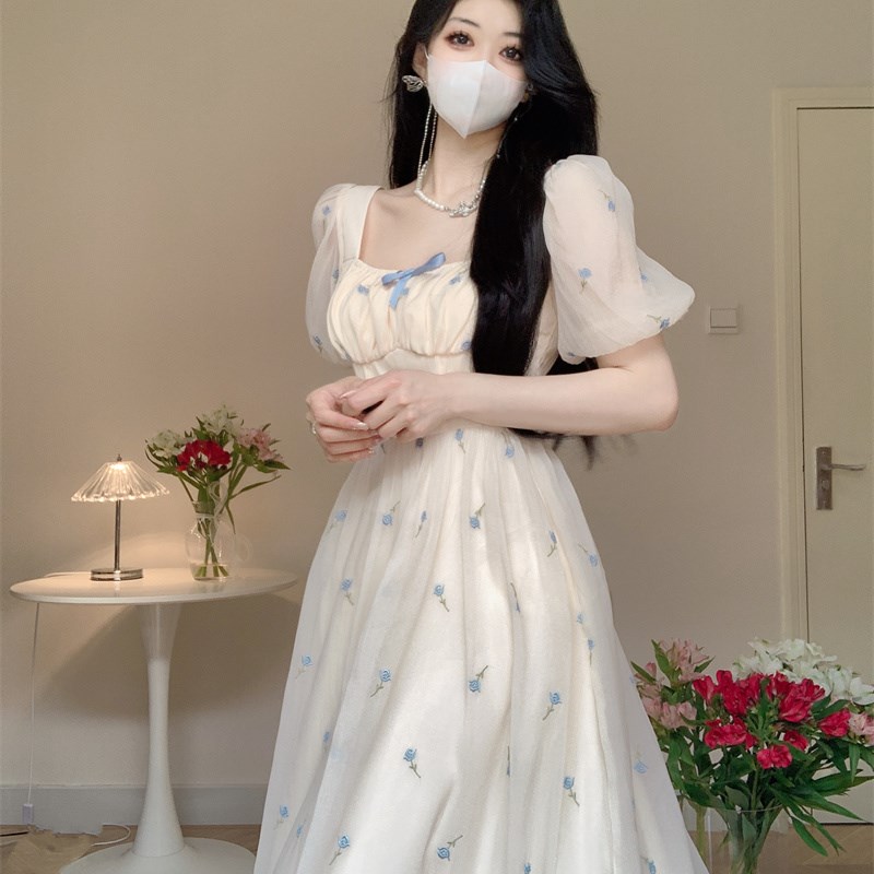 现货法式方领蝴蝶结m碎花刺绣泡泡袖连衣裙女夏季2023新款甜美收