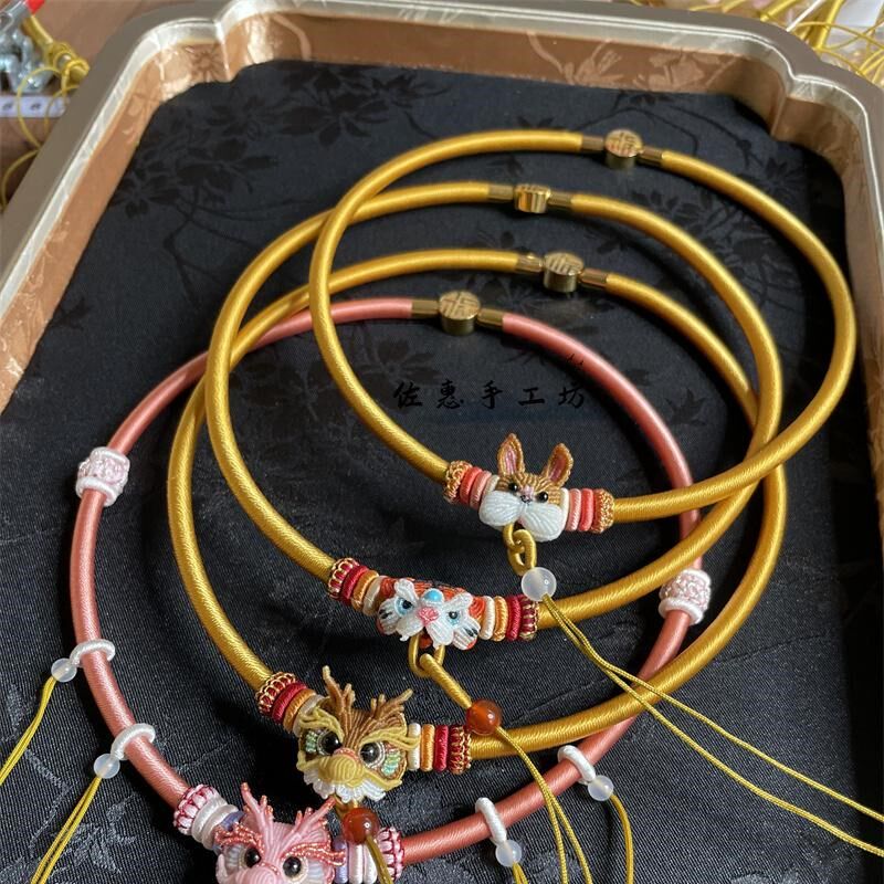 网红款手工编织宝宝项圈12生肖动物蜡线编金锁挂绳满月百天周岁礼