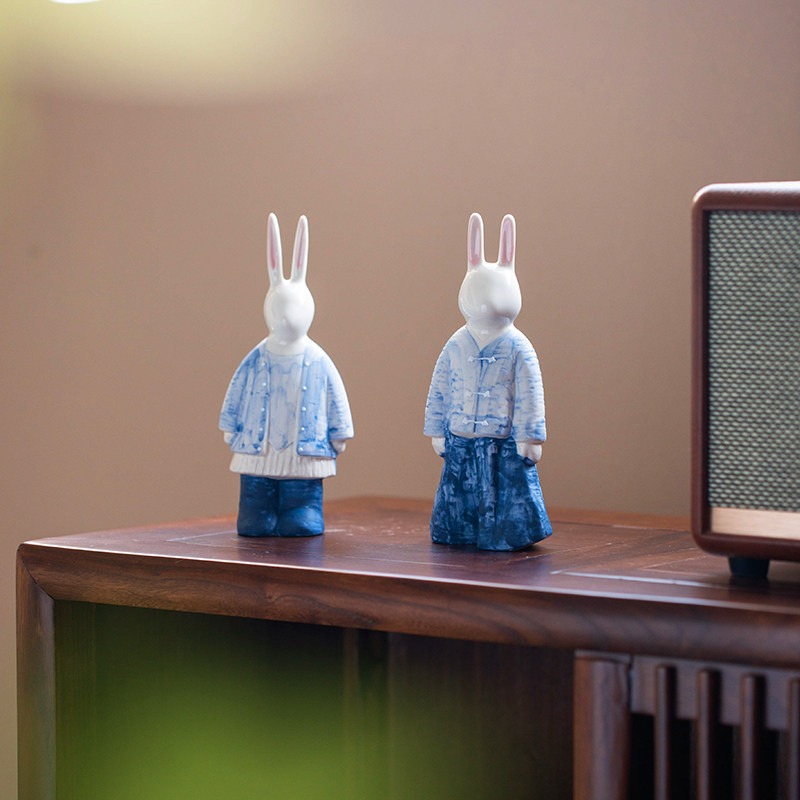 直销新品景德镇陶瓷青花兔v子摆件可爱现代客厅桌面家居装饰品生