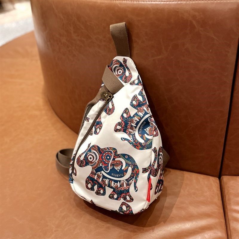 夏季轻便包包女2025新款时尚休闲女士斜挎包帆布胸包百搭洋气小包