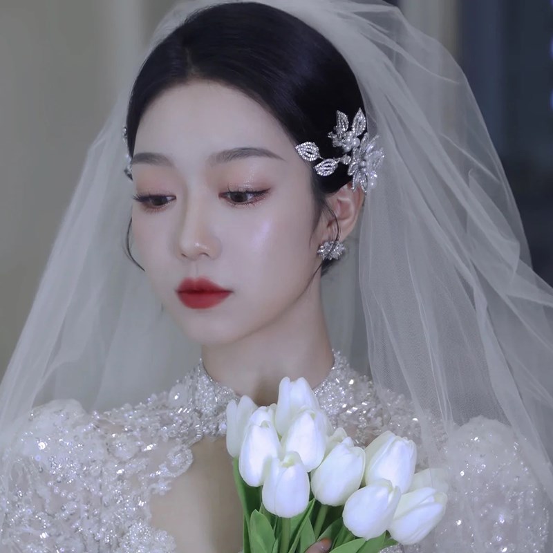 2025韩式新款新娘头饰超仙水钻边夹发夹高级时尚结婚礼服婚纱配饰