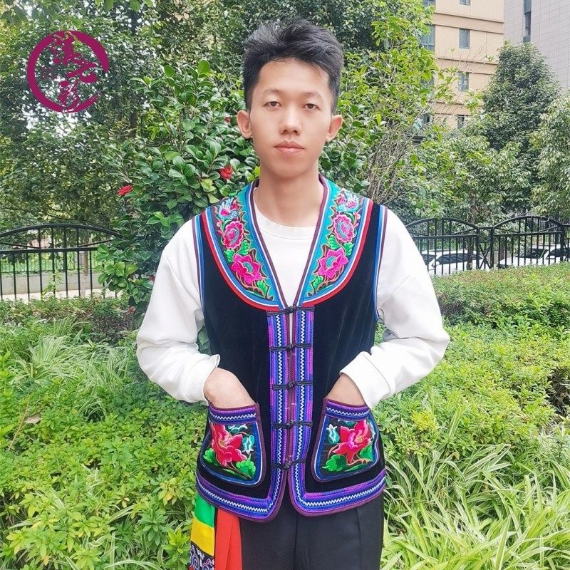 黑底绣花禄劝马甲新款彝族马夹精品绣花男马褂黑色云南民族服装男