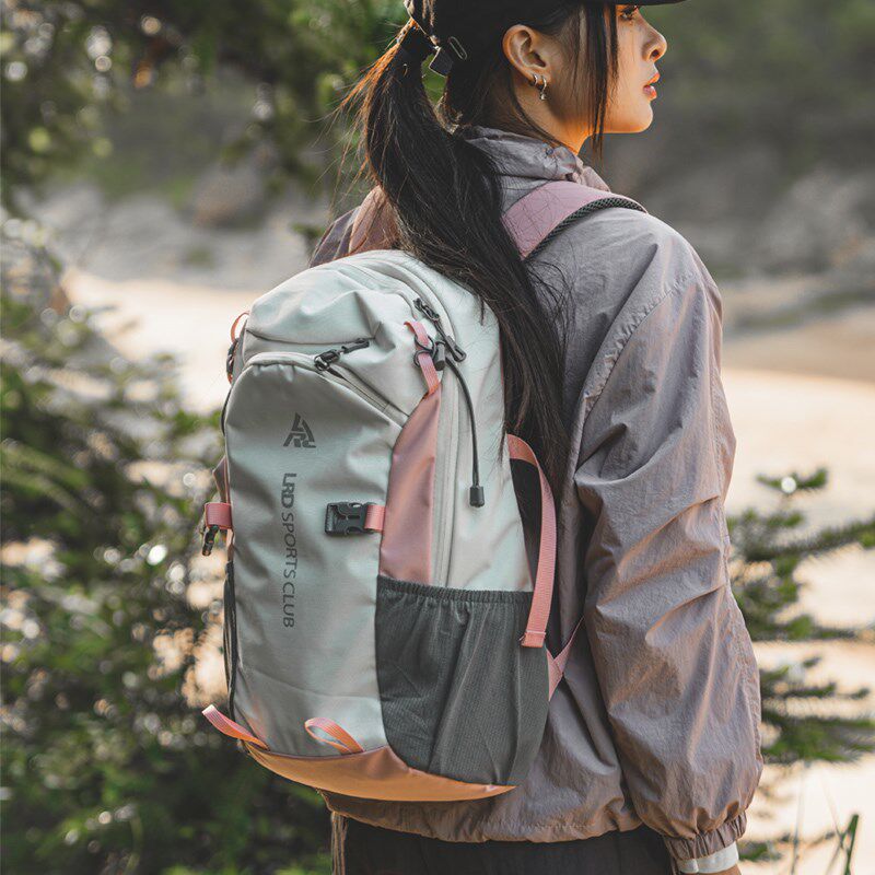 户外徒步轻便登山包新款双肩包女运动旅行旅游大容量骑行背包