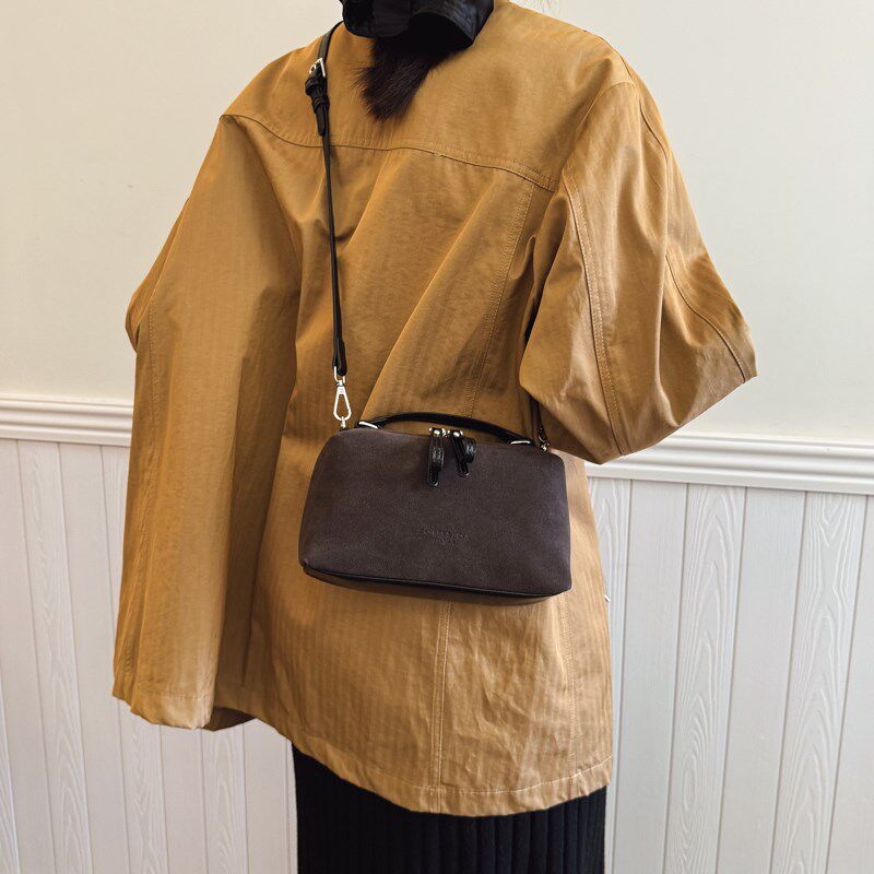 高级感小众包包女式2025新款超火磨砂手提枕头包百搭单肩斜挎小包