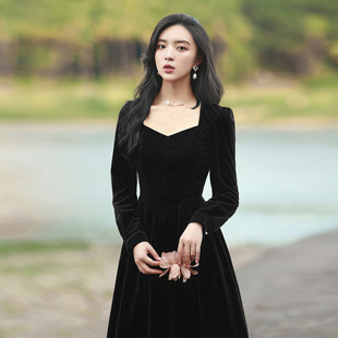 红色丝绒连衣裙秋冬女新款法式高级感订婚年会礼服圣诞过新年战袍