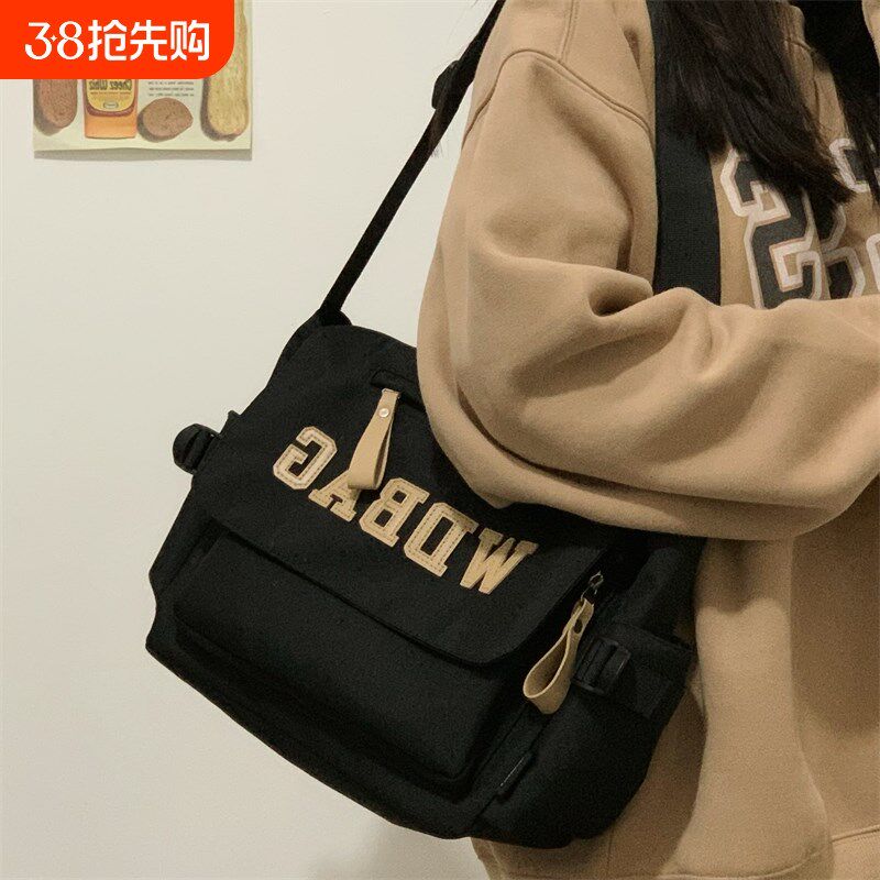 美式斜挎包男大学生上课潮酷大容量休闲单肩包女简约通勤差包