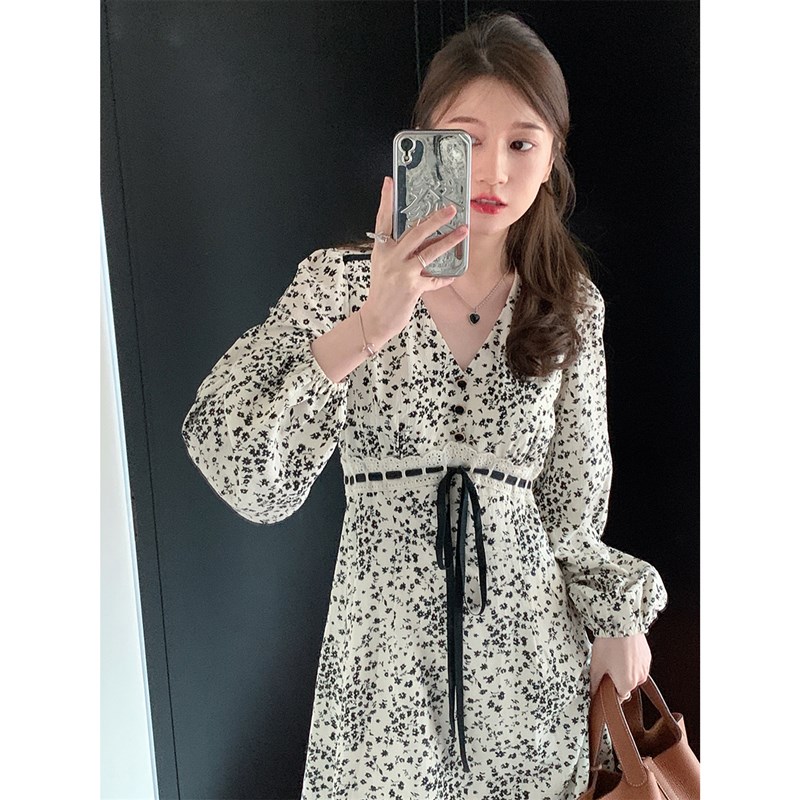 哺乳连衣裙e时尚辣妈款秋季外出喂奶衣产后长袖V领收腰显瘦碎花裙