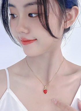 草莓爱心吊坠钛钢项链女s百搭小众设计网红颈链韩国时尚甜美锁骨