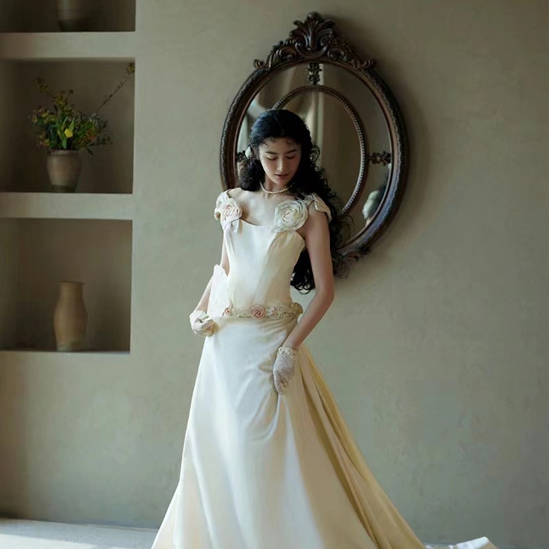 法式赫本风轻婚纱高级感复古缎面出门纱新娘结婚气质轻奢礼服裙