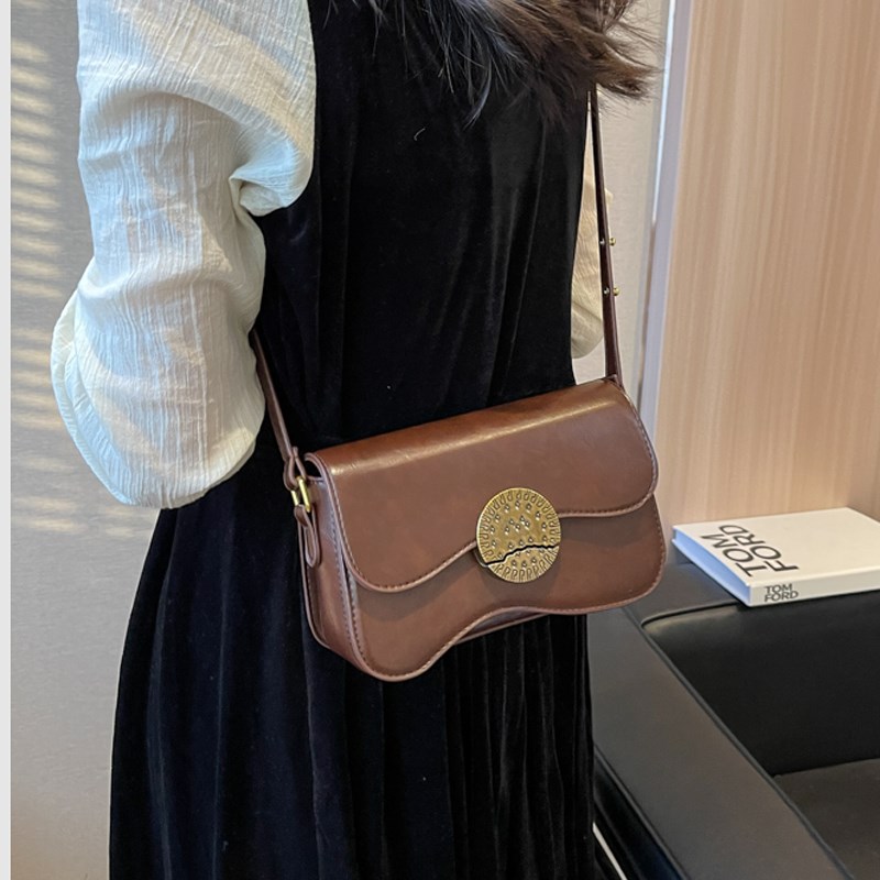 潮牌MK小众设计包包女时尚高级感单肩腋下包复古百搭斜挎小方包