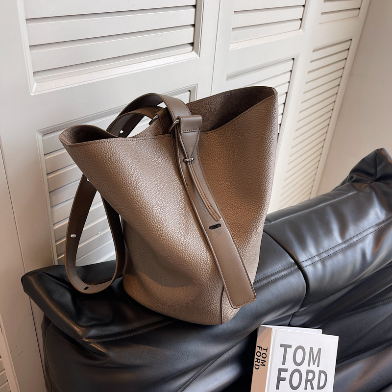 水桶包包女士2023新款高级感简约大容量单肩包小众设计百搭斜挎包,箱包皮具/热销女包/男包,水桶包,淘宝优惠券,粉丝福利购,淘宝优惠卷