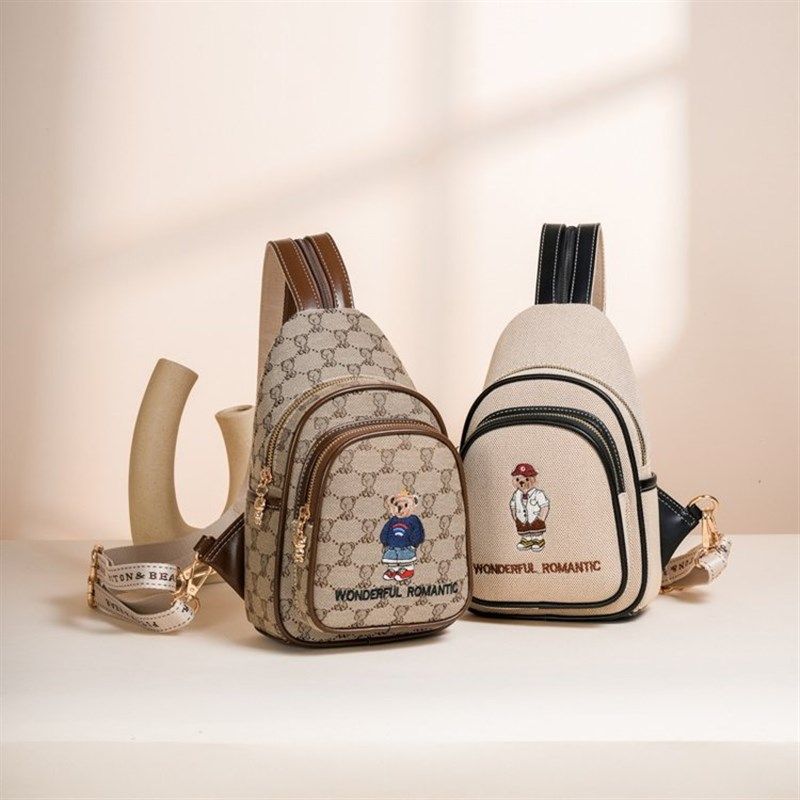 2024新款休闲胸包女手机包百搭高级感卡通帆布包单肩斜挎包小包包