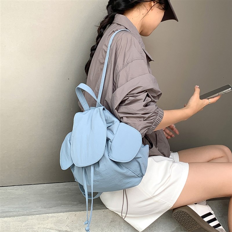 日韩休闲文艺可爱双肩背包布包小众轻便百搭翻盖抽绳旅行小背包女