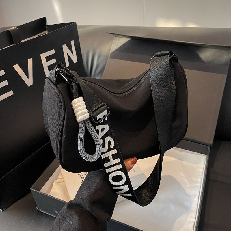 2024新款时尚单肩包百搭宽带斜挎枕头包休闲大容量尼龙帆布包包女,箱包皮具/热销女包/男包,时尚帆布包,淘宝优惠券,粉丝福利购,淘宝优惠卷