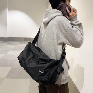 2023日系简约时尚斜挎包男士短途旅行包大容量单肩包运动健身包男