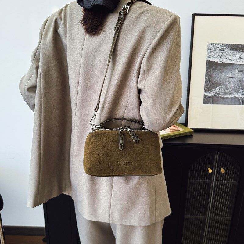 高级感小众包包女式2025新款超火磨砂手提枕头包百搭单肩斜挎小包