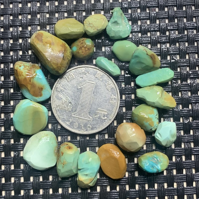 天然绿松石毛料练手原石手工雕刻松石高瓷玉化镶嵌随型耳钉鱼缸料