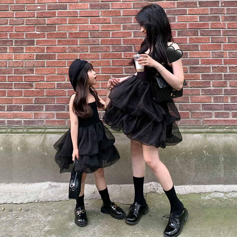 小嶼非嶼 親子裝連衣裙夏季新款2023母女黑色吊帶裙網(wǎng)紗蓬蓬裙潮