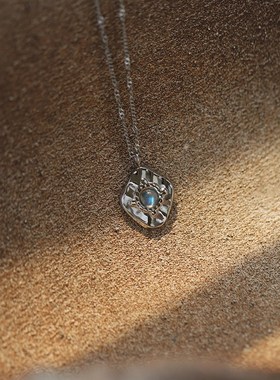 XL547 灰月光天然拉长u石 尼泊尔不规则捶打纹项链锁骨链 钛钢