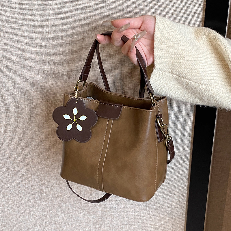 高级质感复古小包包女2023新款流行百搭斜挎包时尚超火手提水桶包,箱包皮具/热销女包/男包,水桶包,淘宝优惠券,粉丝福利购,淘宝优惠卷