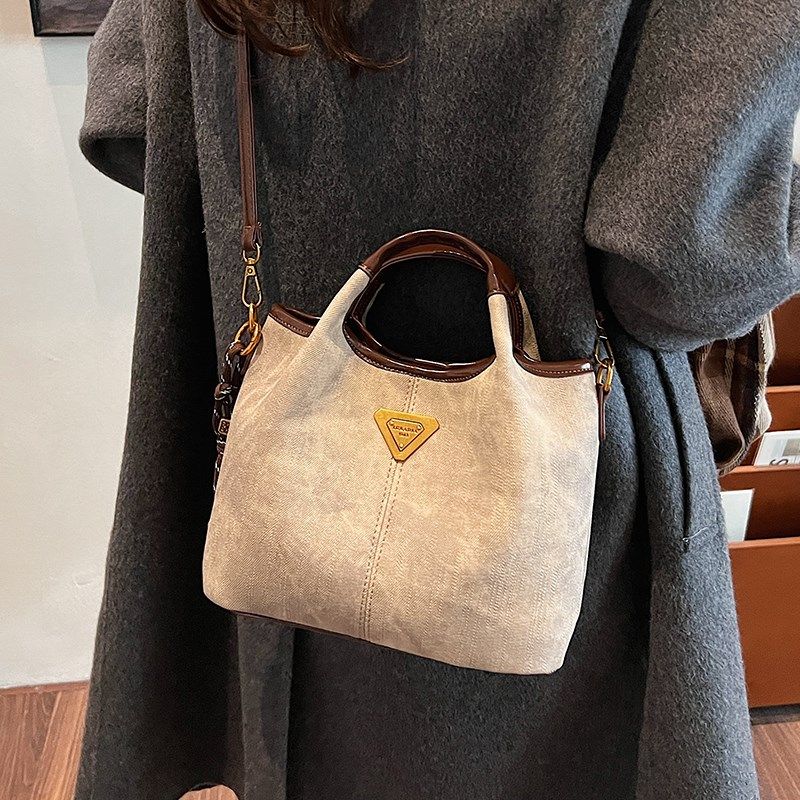 时尚油蜡皮水桶包女韩版冬季新款小众简约休闲单肩包高级感斜挎包,箱包皮具/热销女包/男包,水桶包,淘宝优惠券,粉丝福利购,淘宝优惠卷