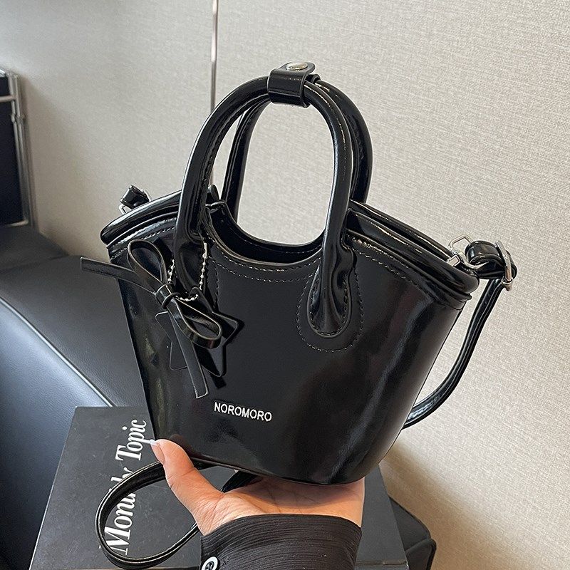 高级质感黑色小包包女2025新款流行百搭斜挎包时尚超火手提水桶包,箱包皮具/热销女包/男包,水桶包,淘宝优惠券,粉丝福利购,淘宝优惠卷