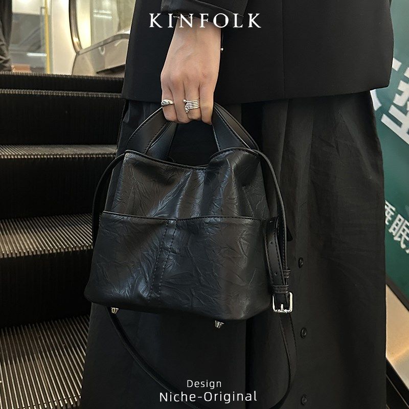 包包女士2024新款软皮手提通勤水桶包女时尚百搭手抓纹单肩斜挎包