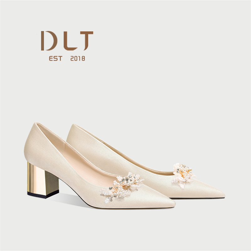 缎面婚鞋女2024年新款新娘主婚纱高跟鞋粗跟法式尖头宴会礼服单鞋