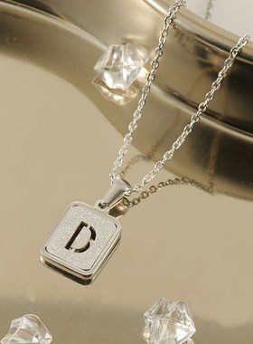 欧美冷淡风不锈钢压砂26大写字母项链女钛钢个Q性时尚字母吊坠