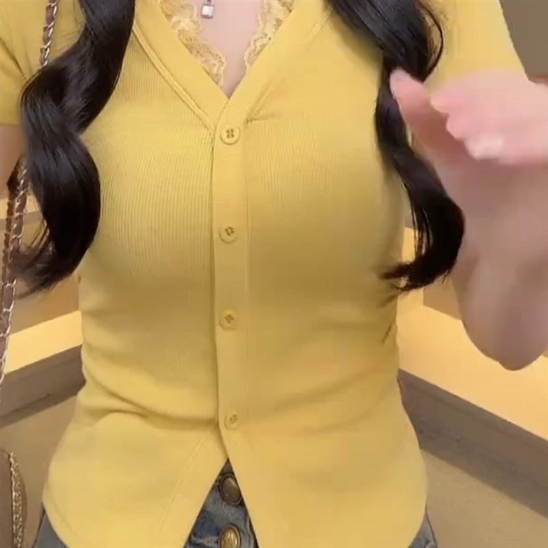 法式蕾丝拼接V领短袖T恤女2025夏季新款设计感小众单排扣开衫上衣