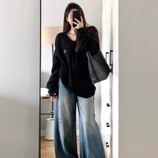 黑色套头宽松V领刺绣毛衣女秋冬2023新款慵懒加厚针织打底衫上衣