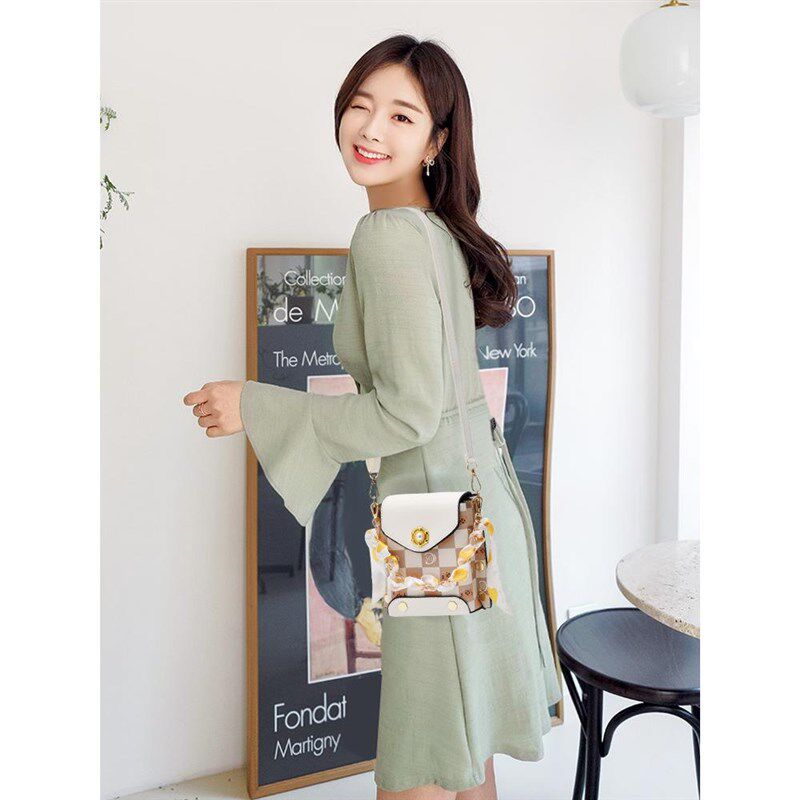 手机包斜挎女2024新款春季散步迷你小包包小巧轻便装放手机的小包