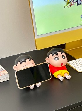 蜡笔小新桌面装饰摆件办公室女生电脑解压治愈系工位手机支架可爱