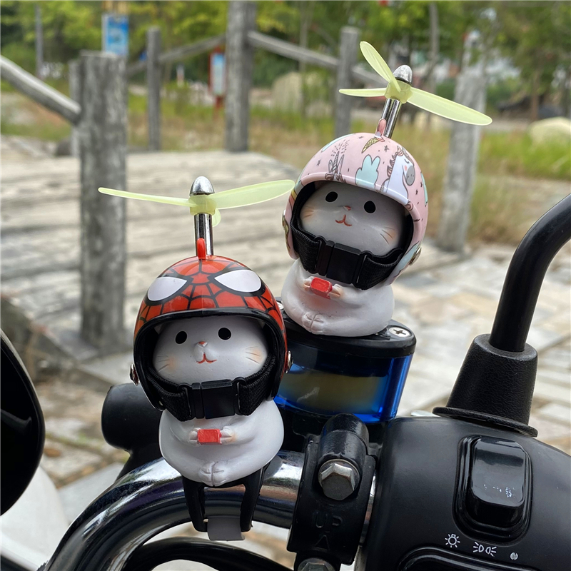 小黄鸭竹蜻蜓头盔车载摆件可爱猫咪自行车电瓶车电动摩托车装饰品
