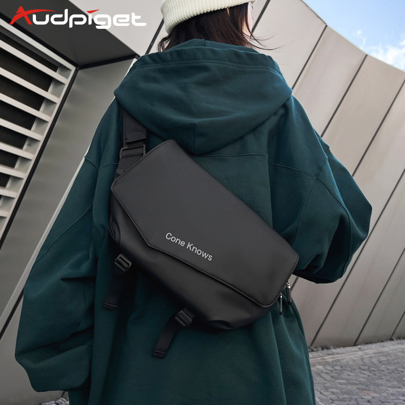 斜挎包女款轻便大容量胸包户外登山小背包单肩机车骑行邮差包女生