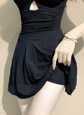 连体泳衣女士夏季新款黑色挂脖微胖大码遮肉显瘦平角裙式保守泳装