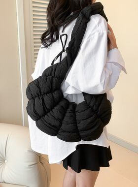 韩国202d4新款可颂云朵包褶皱单肩斜跨棉服轻便百搭休闲时尚饺子