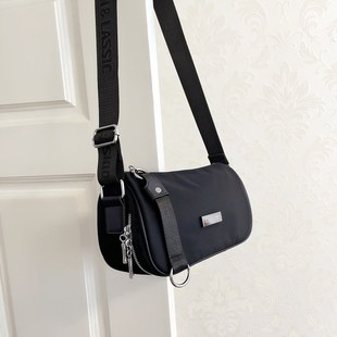 时尚休闲斜挎包24新款女式简约运动风马鞍包手机小包百搭单肩包夏