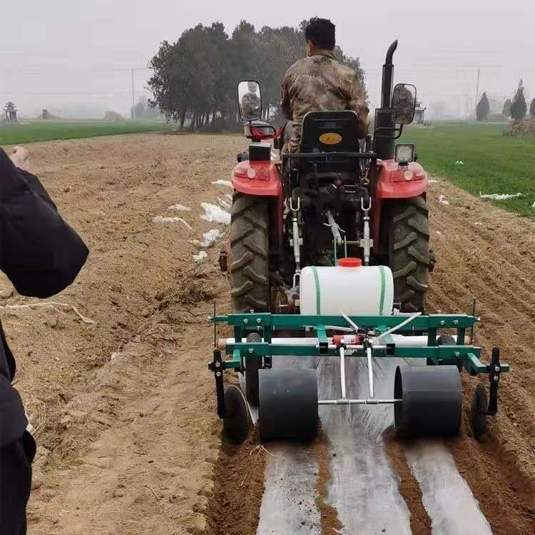 小四轮拖拉机专用地膜覆盖机铺地膜机自动盖土覆膜打药上土一体机