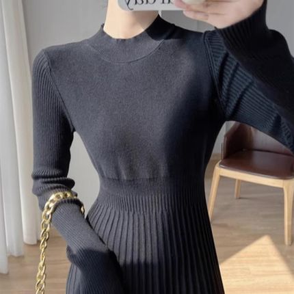 黑色半高领针织连衣裙女秋季赫本风收腰修身显瘦中长款打底毛衣裙