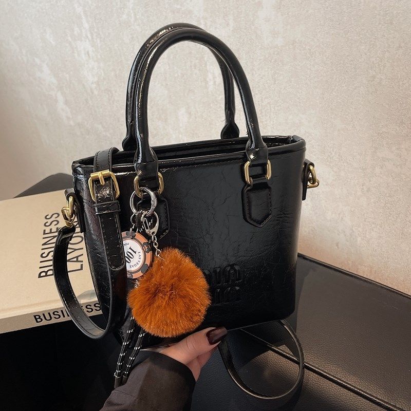 今年流行超火黑色小包包斜挎包2024新款高级感百搭水桶包手提包,箱包皮具/热销女包/男包,胸包,淘宝优惠券,粉丝福利购,淘宝优惠卷