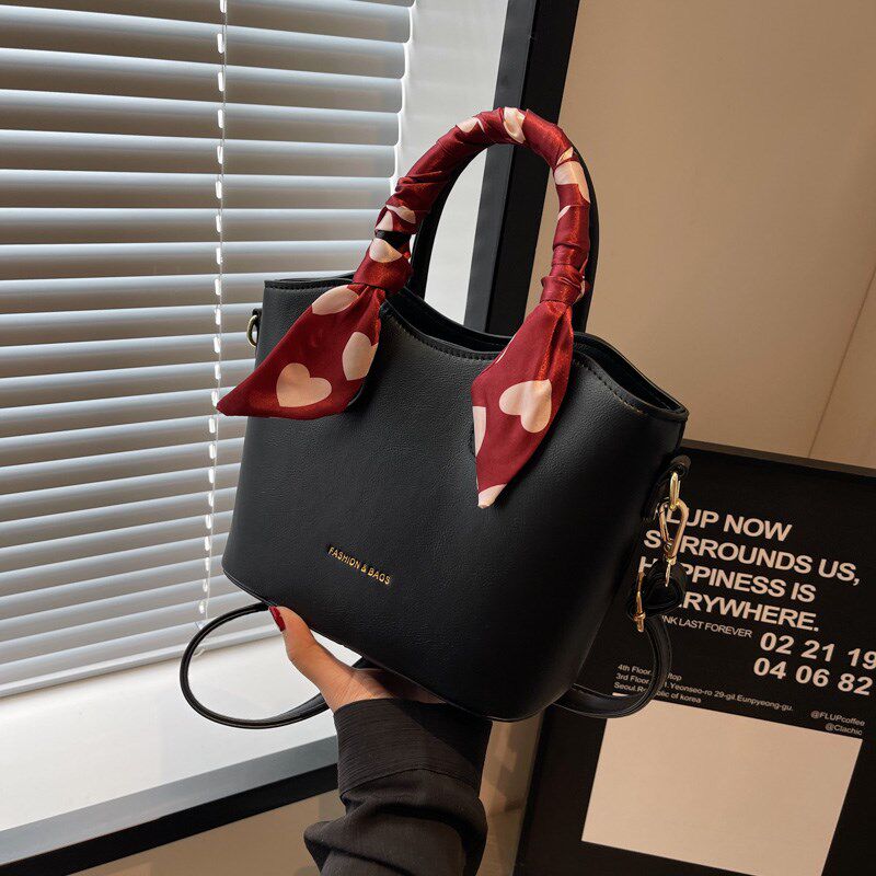 高级感小众红色包包2024新款女包流行百搭斜挎包结婚新娘包手提包