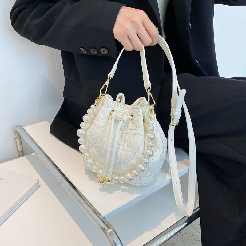 小众设计包包女夏新款2022年爆款珍珠手提斜挎包高级感单肩水桶包,箱包皮具/热销女包/男包,水桶包,淘宝优惠券,粉丝福利购,淘宝优惠卷