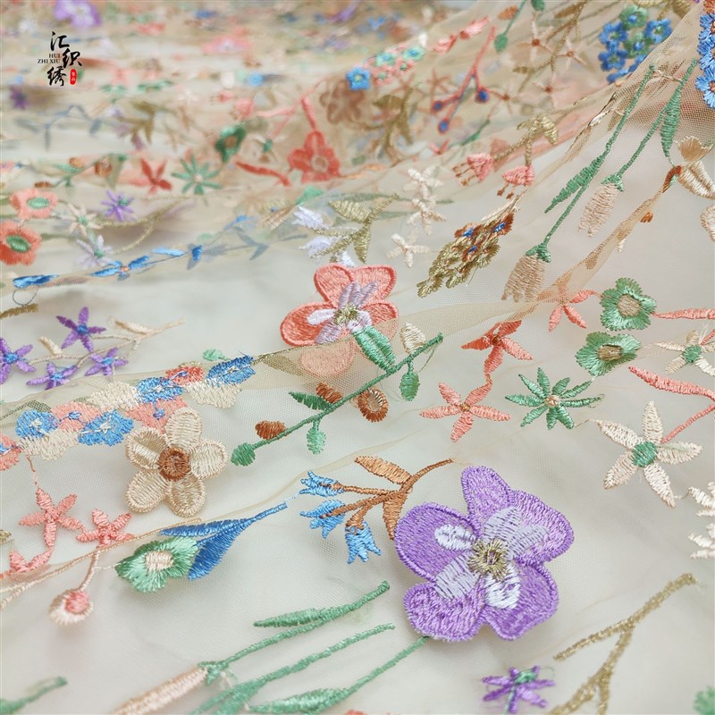 高密立体多色绣花布  网纱多色绣花面料 婚纱礼服演出服绣花面料
